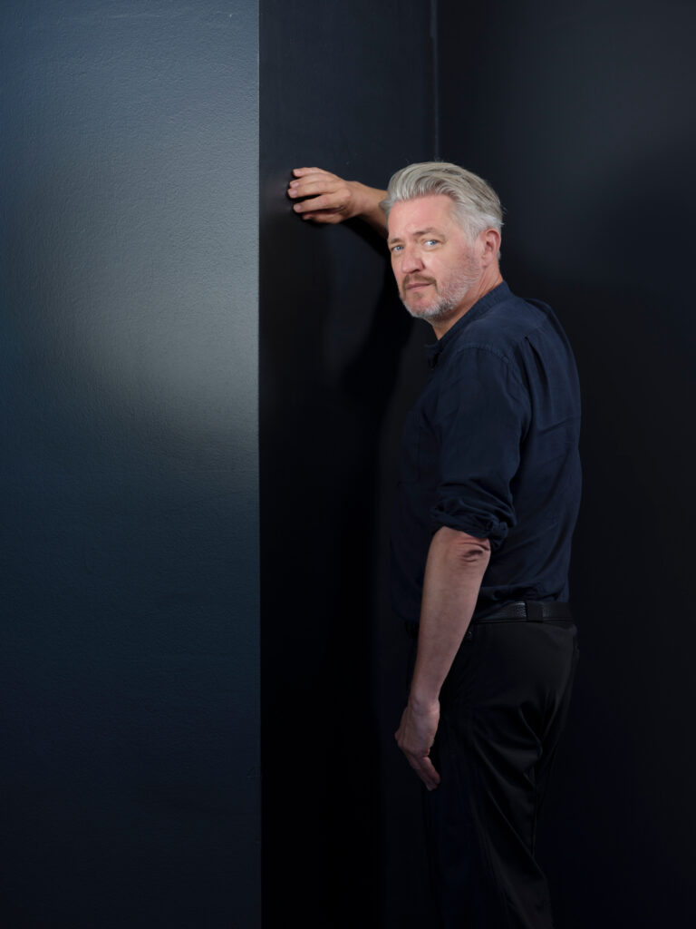 Kürt Rogiers leunend tegen een wand tijdens fotoshoot door Frank Abbeloos in Vilvoorde