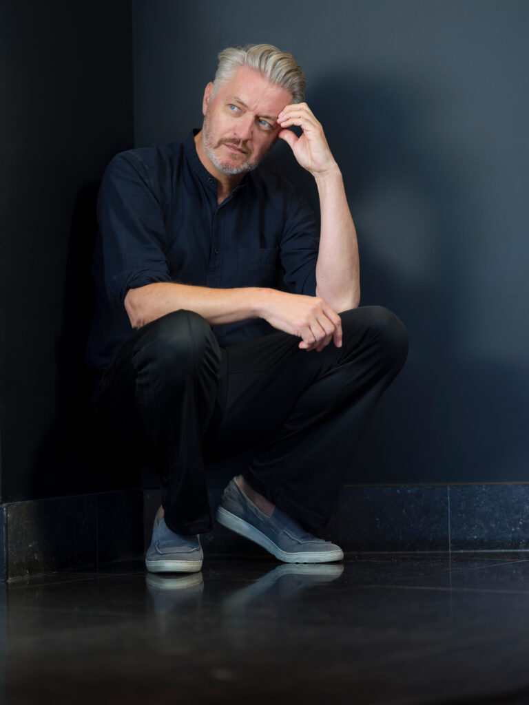 Kürt Rogiers leunend tegen een wand tijdens fotoshoot door Frank Abbeloos in Vilvoorde