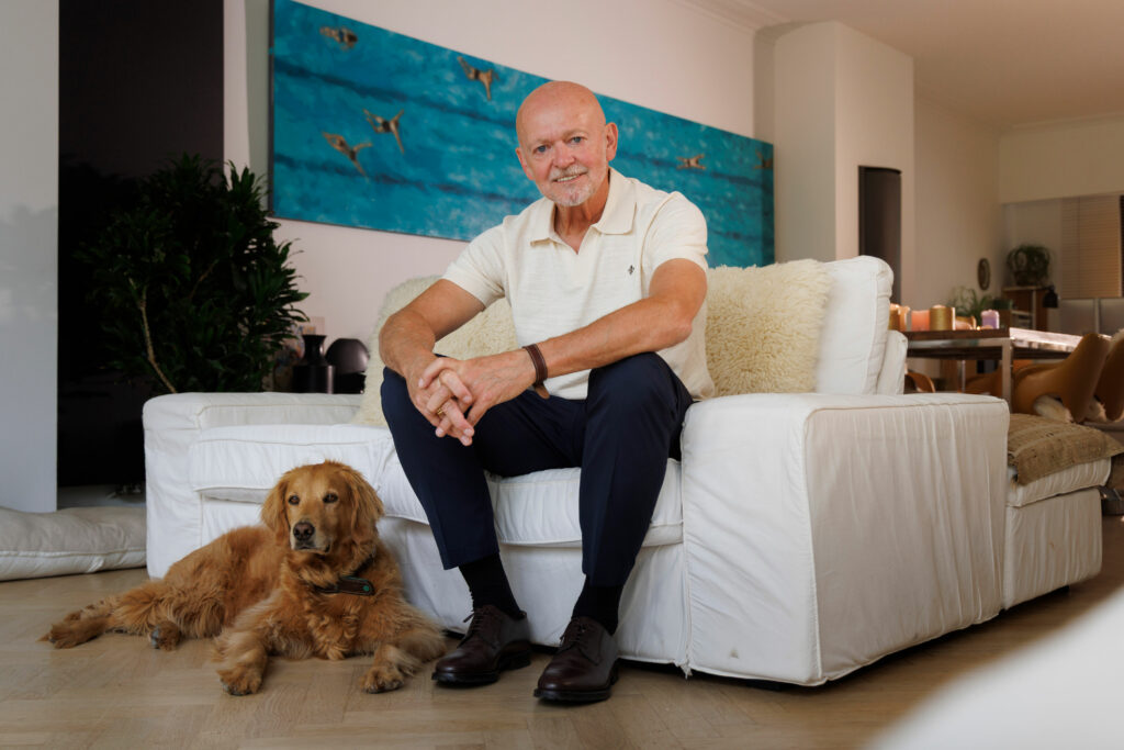 Toni Coppers met labradoodle Karla - intiem auteursportret