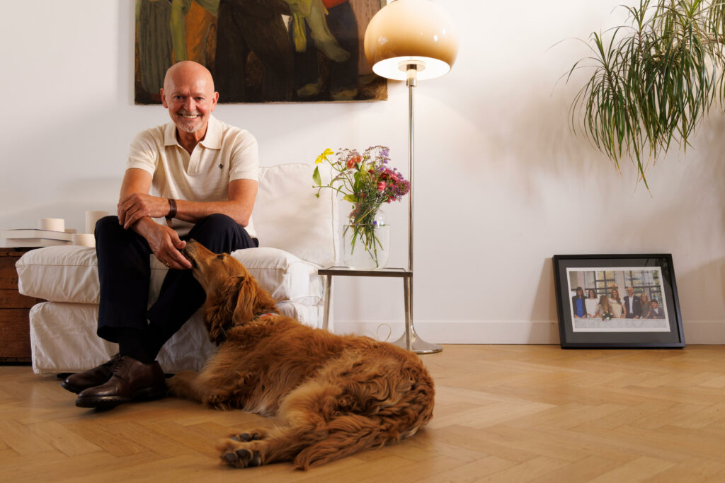 Toni Coppers met labradoodle Karla -intiem auteursportret